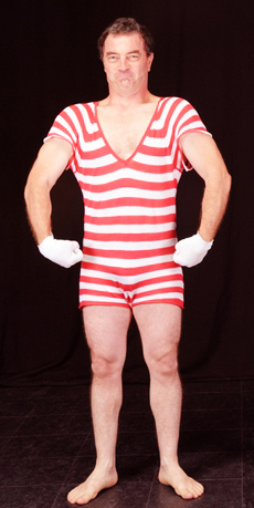 
          <h4>  PAOLO DEI GIUDICI </h4> 

 

Acrobata, attore, equilibrista, giocoliere ed insegnante di acrobatica e discipline circensi.<br><br> 

Lavora col Teatro dei Capovolti, in Italia e Francia;
poi fonda il suo primo gruppo, i Salterillos, e dopo i Mapo. <br><br> 

Partecipa alle produzioni del Club Culturale Italiano di Venezia,
esibendosi in molti Paesi del mondo.<br><br> 

Ha partecipato a molte produzioni di circo-teatro e di opera lirica come mimo, acrobata e giocoliere e ha lavorato anche per molte emittenti televisive.
 