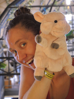 
      <h4> Giulia Sarah Gibbon  </h4>

Madrelingua italo/inglese <br><br> 
Insegnante di acroyoga, circo, teatro, volteggio a cavallo <br><br> 
Attrice, assistente alla regia, drammaturga, performer e stunt in eventi, 
opere liriche, teatro di prosa, teatro di strada e riprese video.<br><br> 
Co-fondatrice di “Terzo Tempo Ululì” a Milano - Bovisa <br><br> 
Scrive e produce anche gli spettacoli della sua compagnia teatrale “ZEITNOT”