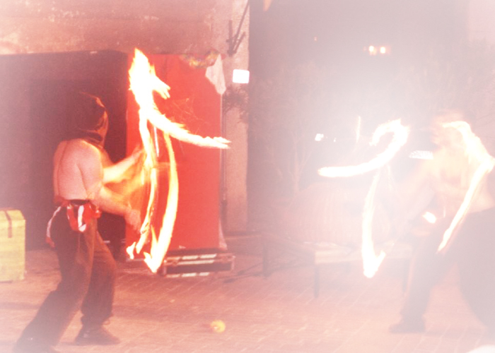 Il fachiro ha fatto atterrare il suo tappeto incantato sulla vostra piazza. Carico di un sapere ancestrale, questo maestro dell'Illuminazione divulgherà alcuni dei suoi segreti. Il segreto dell'Amore universale, la facoltà di parlare con il fuoco e di ballare sui vetri. Ma il fachiro, nella sua anima infantile, ha da sempre un sogno: 
fare l'acrobata di circo. Spinto da questo sogno si esibirà nell'arte dei salti mortali e del verticalismo per il piacere di tutti.