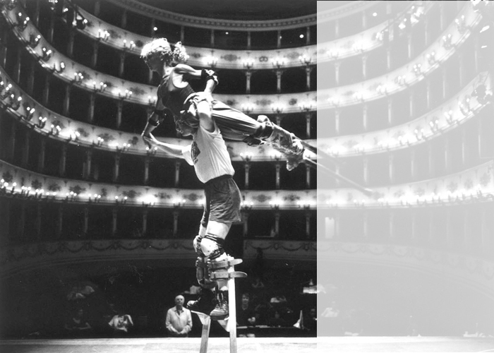 I Mapo esistono da 20 anni, ormai. La prima formazione includeva Paolo Dei Giudici e Maria Corona, poi vari altri artisti. Adesso Paolo lavora principalmente con Giulia Sarah Gibbon.