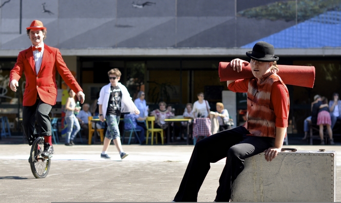 Polò è un tirannico Monsieur Loyal che deve, per motivi di budget, accontentarsi dell'inetto Peter, ex muratore delle valli bergamasche. Alla fine Peter si trasforma nella splendida Petra, e tutto si capovolge...