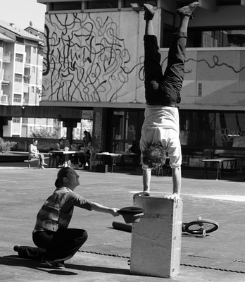 Acrobatica mano a mano, equilibrismo, giocoleria, magia, fuoco, eventualmente trampoli.