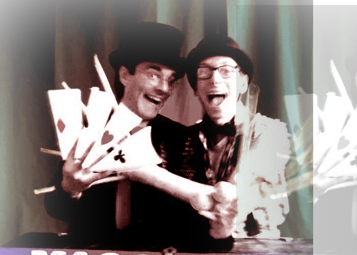 Salve sono il Mago Max, cioè, lo Spirito del Mago Max!! Da quando ho capito che ognuno di noi dentro, ma veramente dentro, ha un qualcosa di magico,ho iniziato a girare il mondo in cerca di corpi in cui entrare, di vittime da stimolare…