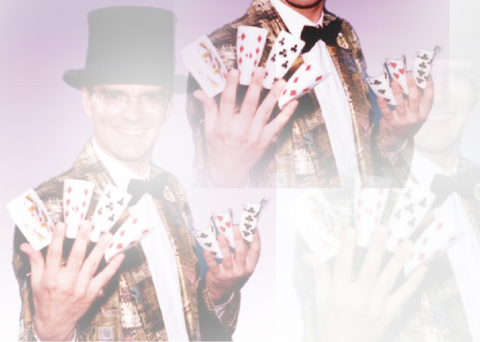 Sì! perché io mi impossesso dei corpi per potervi stupire con il Mago Max Magic Show!!! Vedrete diversi personaggi della vita di tutti i giorni presi dal mio spirito, trasformati e resi magici, straordinari!!!! Oggetti che appaiono, scompaiono, si trasformano, volteggiano nell'aria in spregio alla forza di gravità. Ah! dimenticavo, dentro i corpi non posso stare per molto tempo, 
quindi ora devo andare... ma stai attento perché la prossima vittima potrestiessere proprio tu.