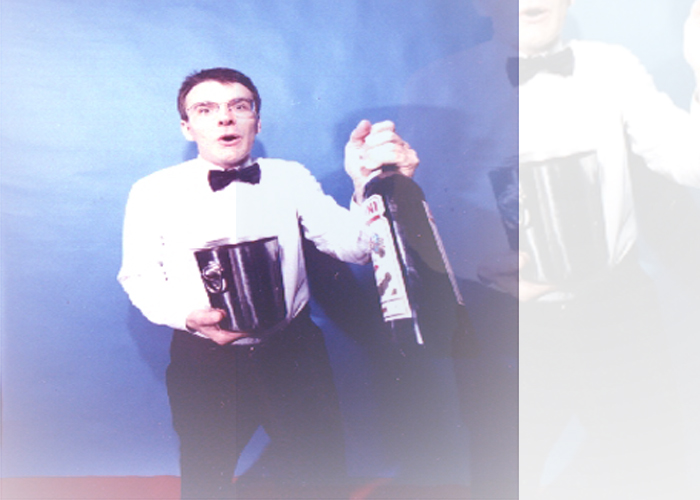 ESIGENZE TECNICHE :
Lo spettacolo può essere fatto in teatro come all'aperto. In entrambi i casi, le esigenze sono le stesse: uno spazio scenico di metri 5x3, con una pavimentazione liscia. Presa per impianto audio, da 3 Kw se occorre 
l'impianto luci. Camerini per gli artisti!