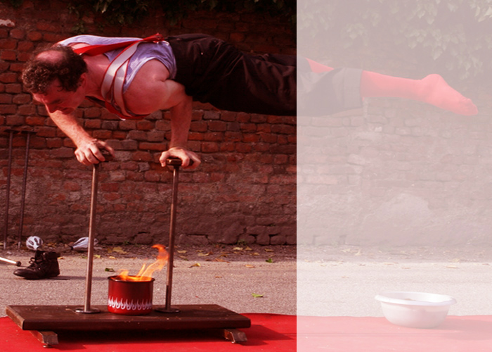  Si costringe a montare in precario equilibrio su valigie sgangherate, a salire su spaventose biciclette unirotate, a saltare come un grillo, a giocare con mille oggetti diversi, che stanno su solo per fargli dispetto, a scherzare col fuoco rischiando di abbrustolirsi tutto… e ride, anche!! per tutto lo spettacolo! e il pubblico che ride con lui…

