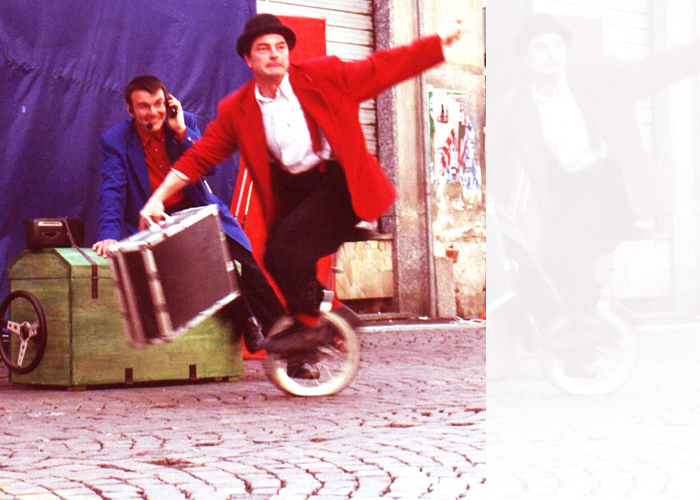 ESIGENZE TECNICHE: Uno spazio scenico di metri 7x4, alto almeno 3 metri e mezzo, con pavimentazione non troppo dissestata. Presa per impianto audio, da 3 Kw se occorre l'impianto luci.