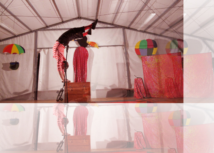 ESIGENZE TECNICHE
Lo spettacolo dura da 30 a 50 minuti e puo' essere ripetuto piu' volte in una giornata. 
Occorrono almeno 6m di ampiezza x 5m di profondita' x 4m di altezza con pavimentazione in piano non dissestata. 
Accesso al luogo dello spettacolo con veicolo ed un locale per cambiarci e scaldarci. 
Siamo in agibilita' ENPALS ed autonomi per quanto riguarda fonica e luci.