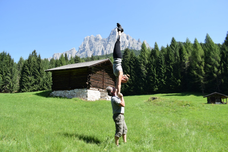 Seminari di mano a mano, acroyoga, verticali con Paolo Dei Giudici e Giulia Sarah Gibbon.