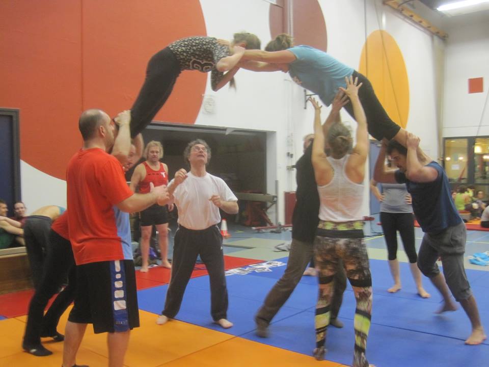 Ognuno è seguito secondo il suo livello, con la massima attenzione e sicurezza, in una atmosfera di serio divertimento e gioioso controllo delle paure :-) 