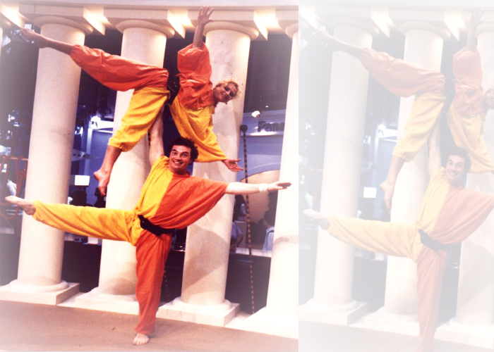 L'azione vede un saltimbanco che, mentre onestamente tenta di fare il 
proprio spettacolo,viene tartassato da un signore che vende e compra 
azioni col suo telefonino e gli invade la scena. Segue un'aspra lotta a 
base di frustate, colpi di spada, apprendimenti forzati virtuali, sfide con 
palle birilli mattoni coltelli torce infuocate, ipnotismi, magie, marziali 
acrobazie e padellate in testa… ma è davvero la lotta fra il vecchio e il 
nuovo? l'arte e la borsa? o siamo di fronte all'ennesima truffa alla Totò? 
sarebbe un peccato svelarlo qui…