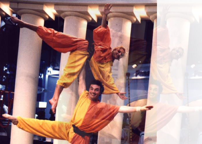 GLI INTERPRETI: Paolo Dei Giudici fa questo lavoro da troppo tempo. Anticamente ginnasta, ha studiato teatro, danza, mimo, clown, economia e scacchi ed è attualmente la disperazione del suo papà. Massimiliano Tortarolo è un famoso mago giocoliere scacchista,non si capisce bene in quale ordine. Ha studiato tanto anche lui, infatti porta gli occhiali e lo chiamano quattrocchi.